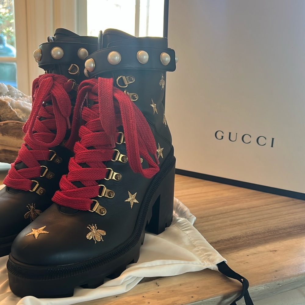 Great condition, worn twice, very comfortable
